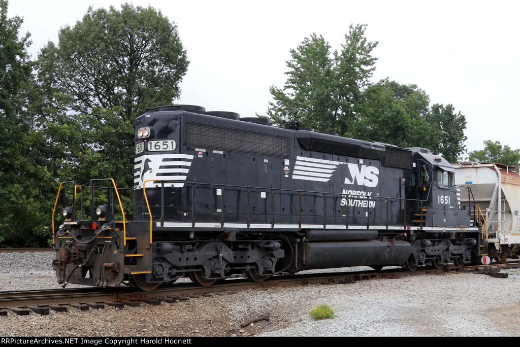 NS 1651 brings the A&Y job back to the yard